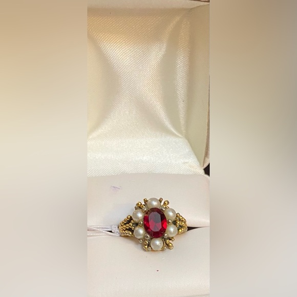 VINTAGE Avon Ruby colour ring * Like new* - Picture 2 of 2